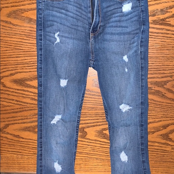 🔴SOLD🔴 Dark Wash Hollister Ripped Jeans - Picture 3 of 10